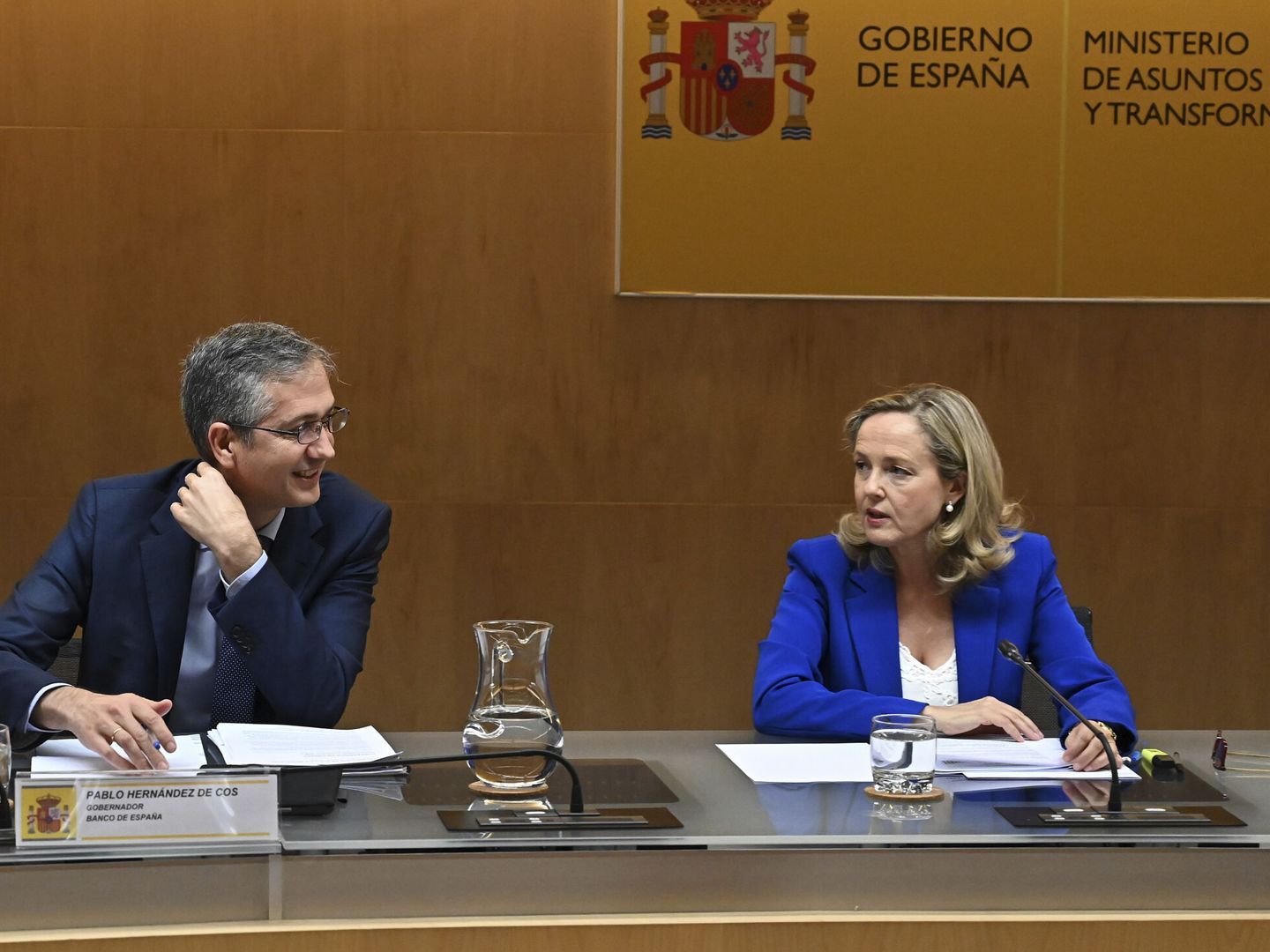 La vicepresidenta económica del Gobierno, Nadia Calviño (d), y el gobernador del Banco de España, Pablo Hernández de Cos (i). (EFE/Fernando Villar)