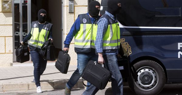 Foto: Imagen de archivo de agentes de la Policía Nacional llevando a cabo una operación en Valencia. (EFE)