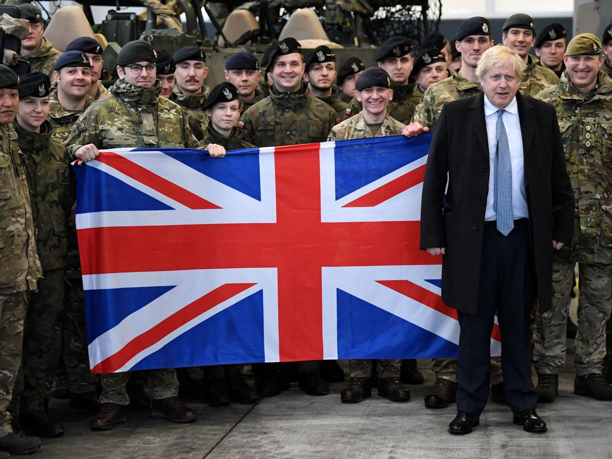 Foto: El primer ministro británico, Boris Johnson, junto a tropas británicas desplegadas en Polonia (Reuters/Daniel Leal)