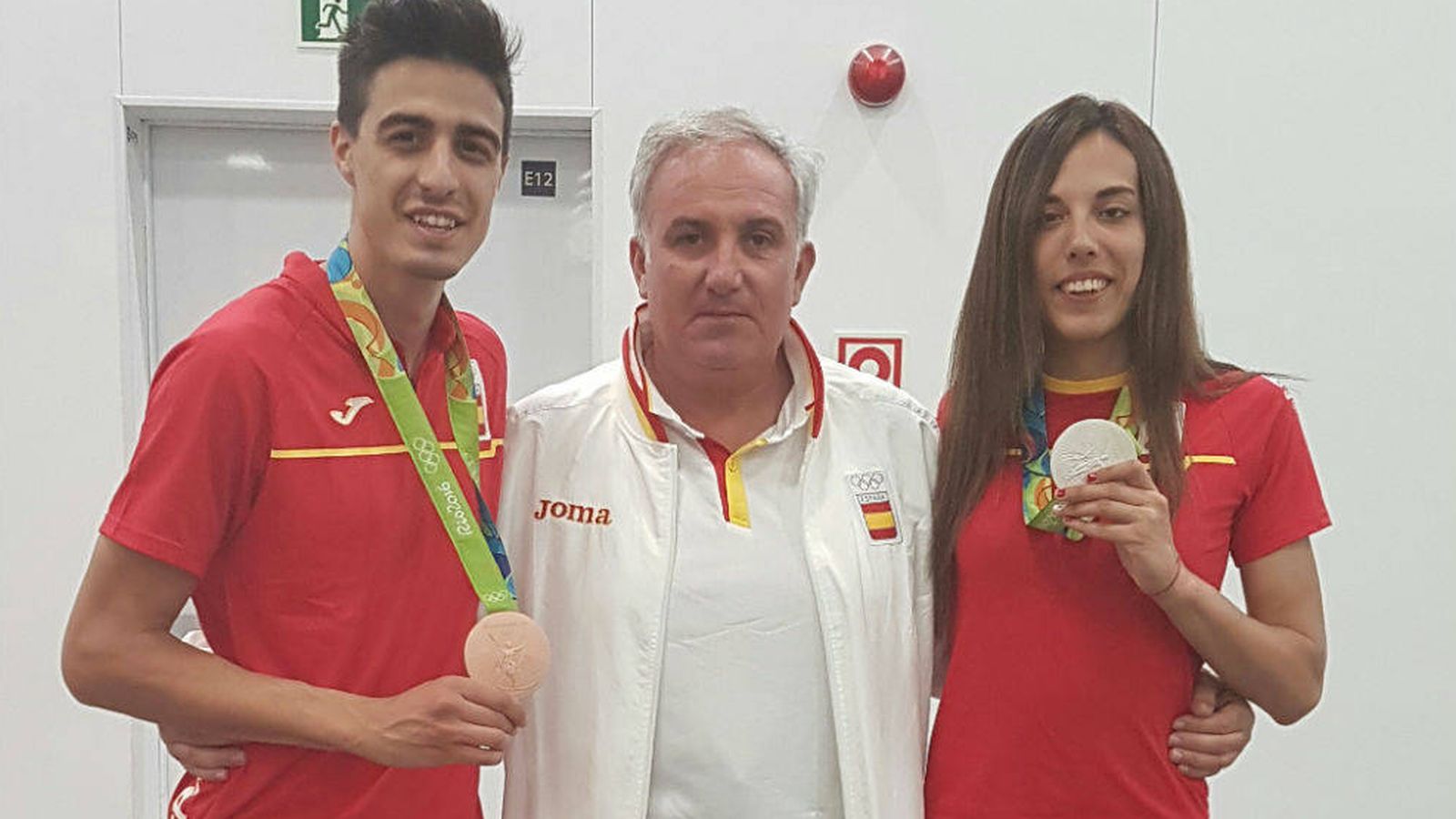 Foto: Jesús Castellanos entre Joel González y Eva Calvo, medallistas en Río 2016