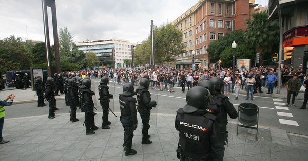 Foto: Agentes de la Policía Nacional forman un cordón policial en el exterior del IES Tarragona el pasado 1 de octubre en Barcelona. (EFE)