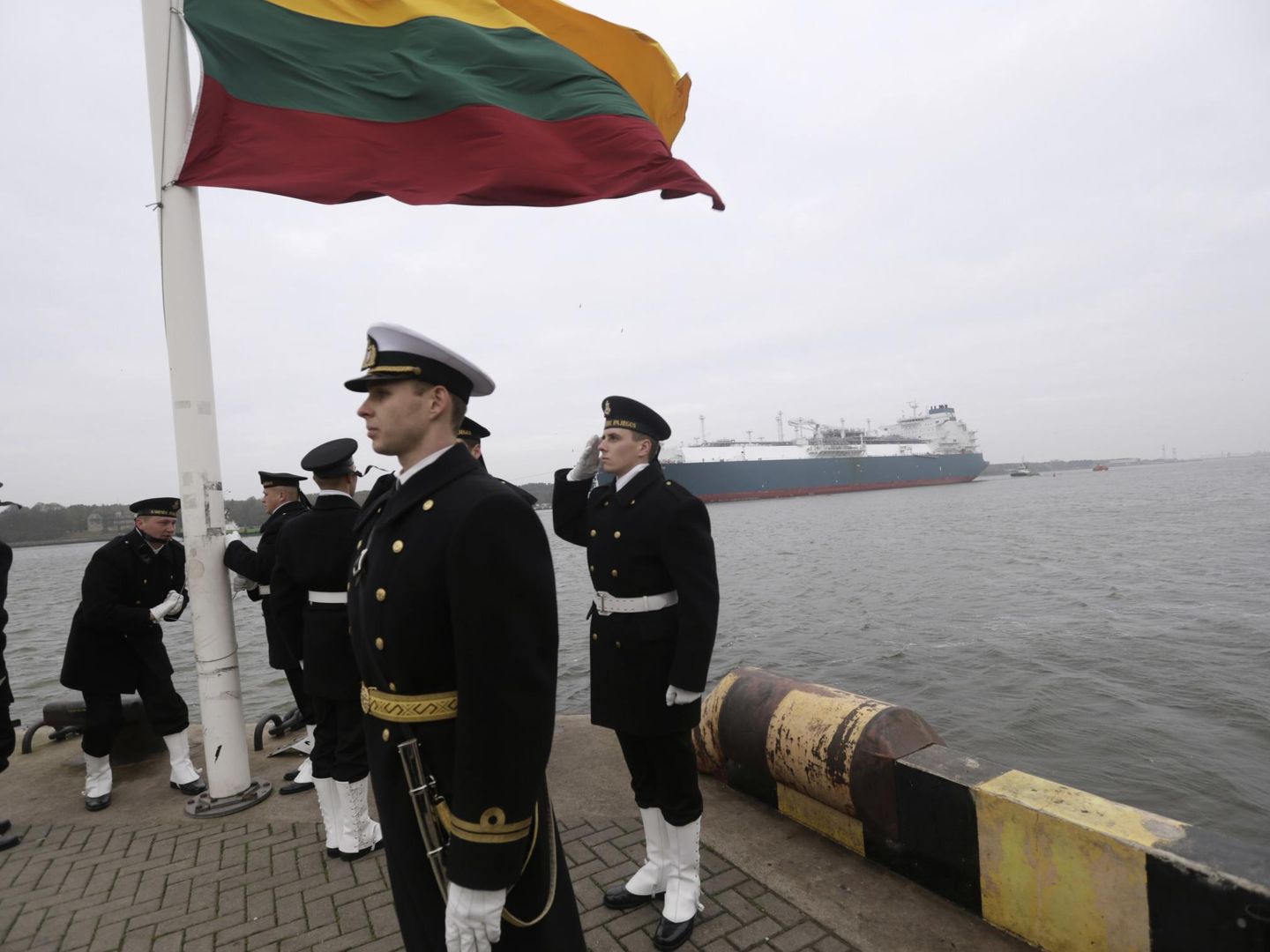 Miembros de la marina de Lituania izan la bandera nacional mientras la unidad flotante de regasificación y almacenaje (FSRU) 'Independence' es escoltada hasta la terminal de LNG en Klaip?da, en octubre de 2014. (Reuters)