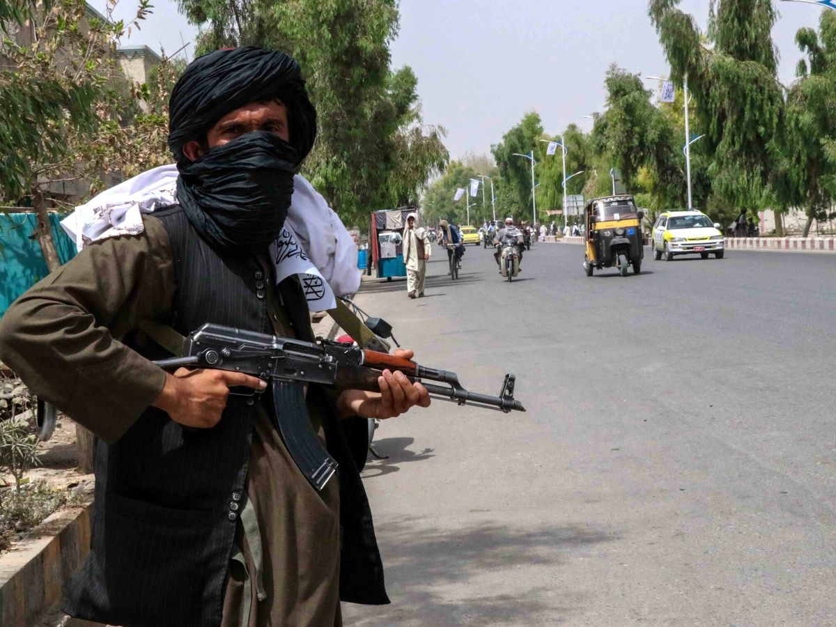 Foto: Talibanes patrullan las calles de Kandahar, Afganistán (EFE)