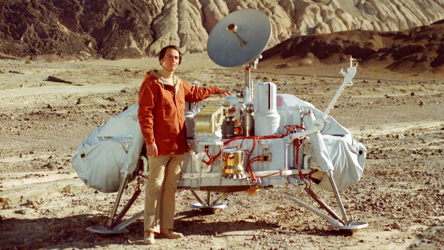 Carl Sagan dijo que 'las afirmaciones extraordinarias requieren pruebas extraordinarias', pero eso no significaba que no buscáramos las pruebas. Más bien al contrario: Siempre luchó por la búsqueda de vida e inteligencia extraterrestre.