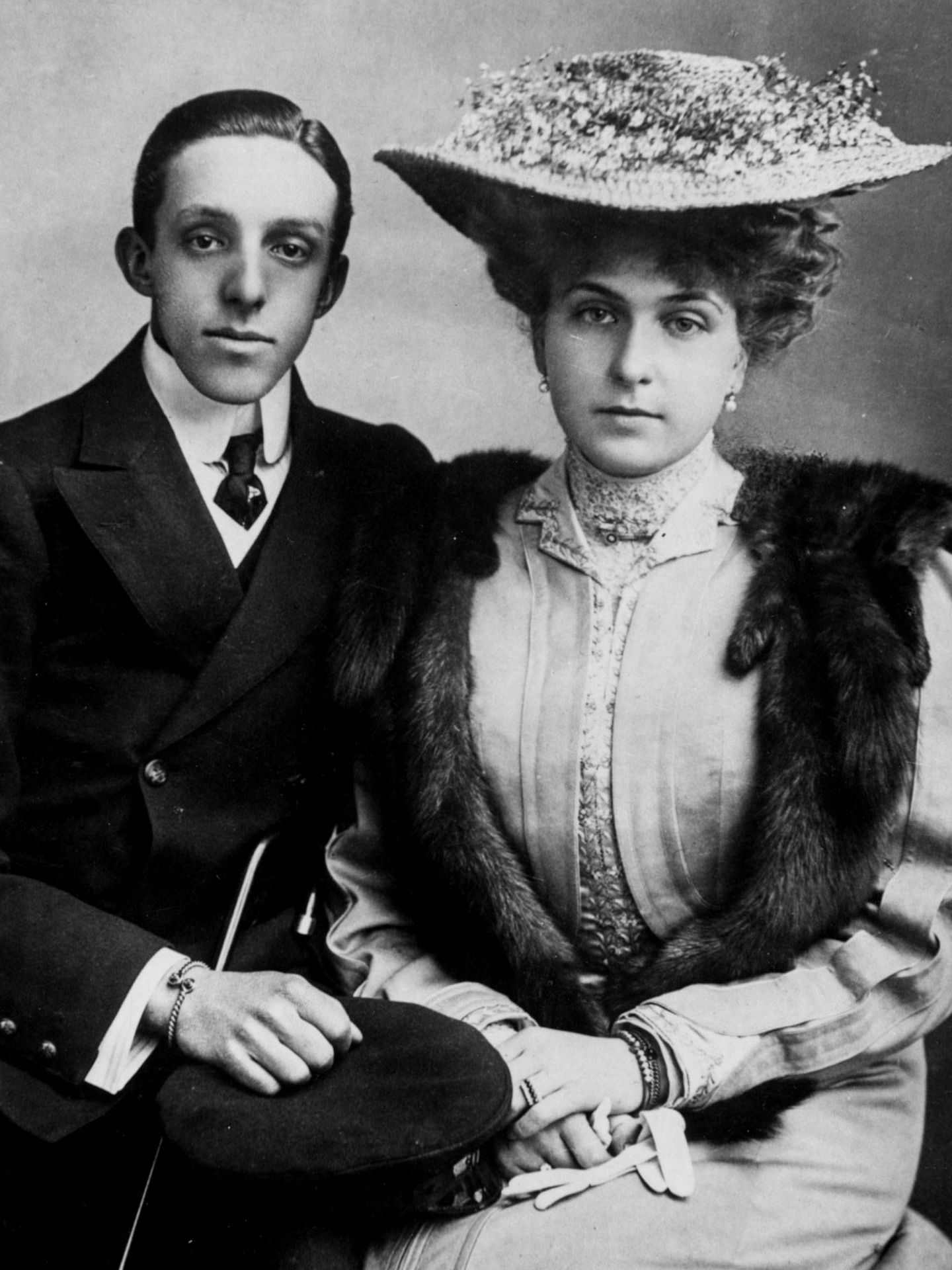 Los reyes Alfonso XIII y Victoria Eugenia, padrinos de bautismo de la duquesa de Alba. (Getty)