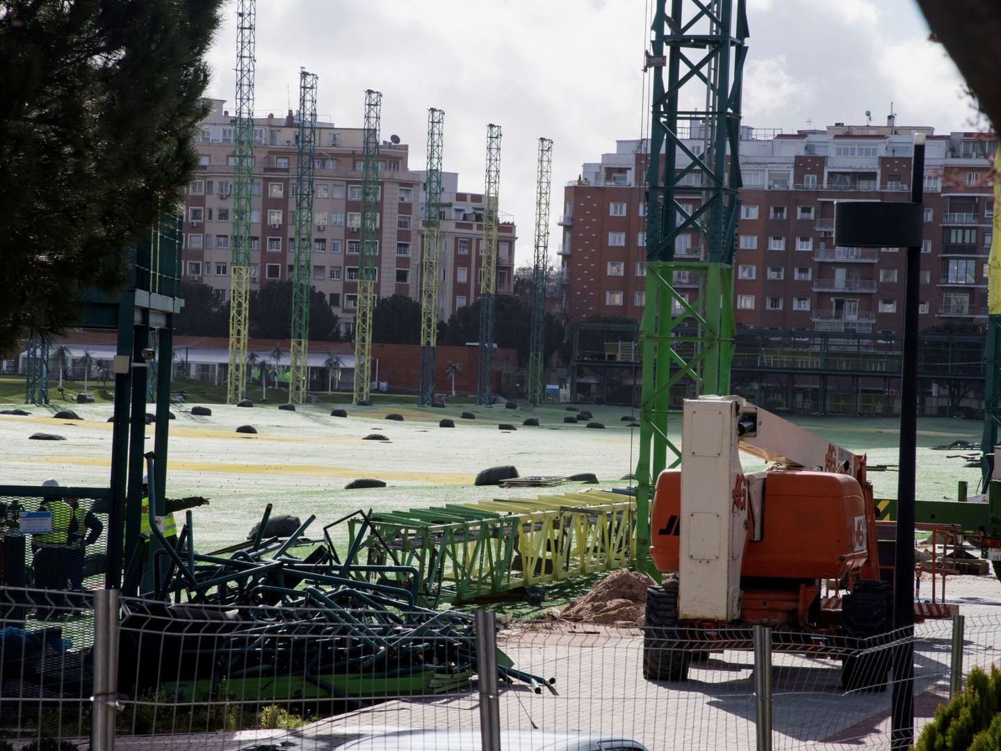 Trabajos de demolición del campo de golf en el parque Tercer Depósito del Canal de Isabel II. (EFE)