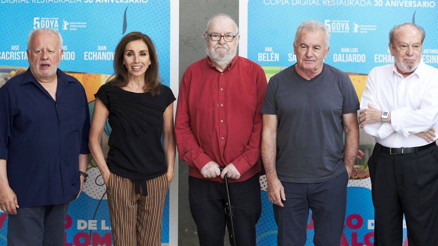 Fernando Arribas, a la derecha, con Juan Echanove, Ana Belén, José Luis García Sánchez y Víctor Manuel. (Getty)