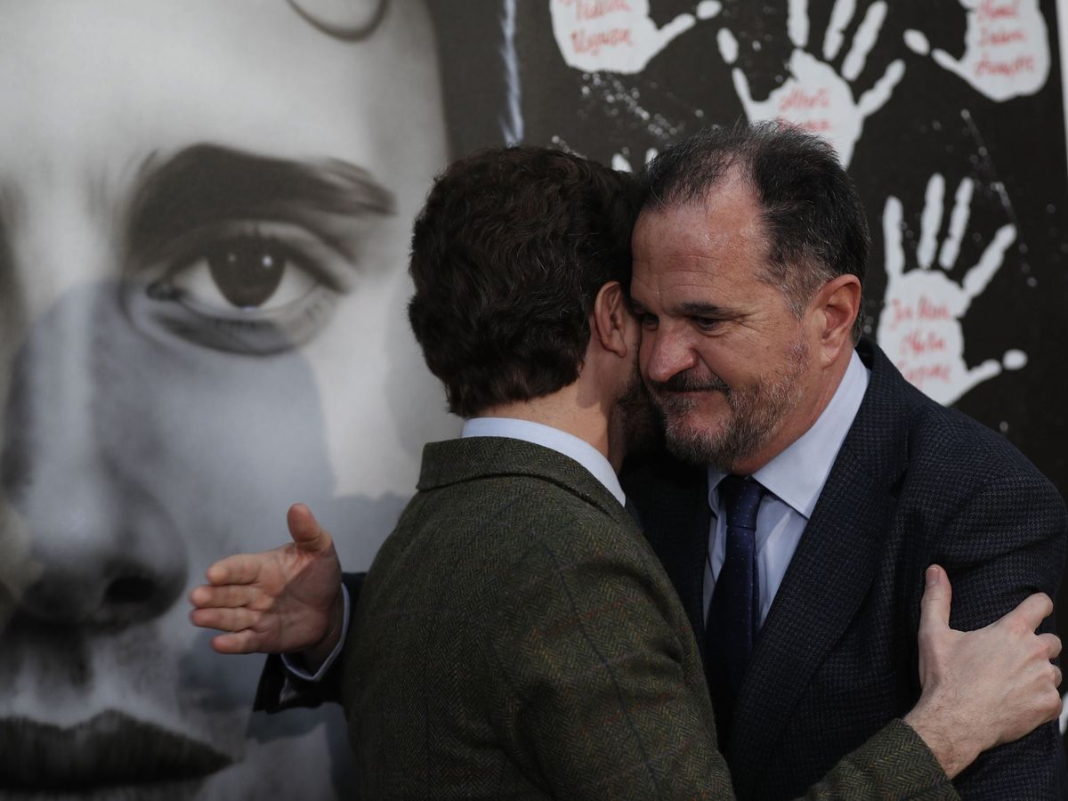 Foto: Casado e Iturgaiz se abrazan ante el mural de la sede del PP en Ermua en homenaje a Miguel Ángel Blanco. (EFE)