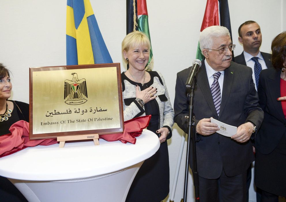 Foto: El presidente palestino, Mahmud Abás, este martes junto la ministra sueca de Asuntos Exteriores, Margot Wallström, en la inauguración de la embajada de Palestina en Estocolmo. (Efe)