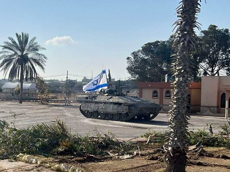 Foto de                                                                 Los tanques israelíes entran en Rafah y se hacen con el control del lado palestino del paso                