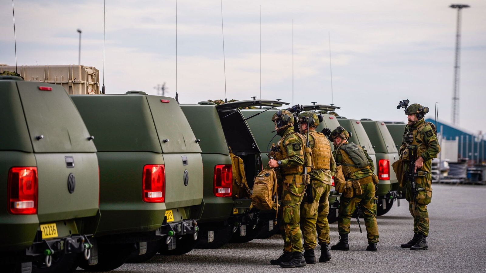 Agentes de la Guardia Nacional desplegados para proteger la planta petrolífera de Karsto (Noruega). (EFE/Carina Johansen)