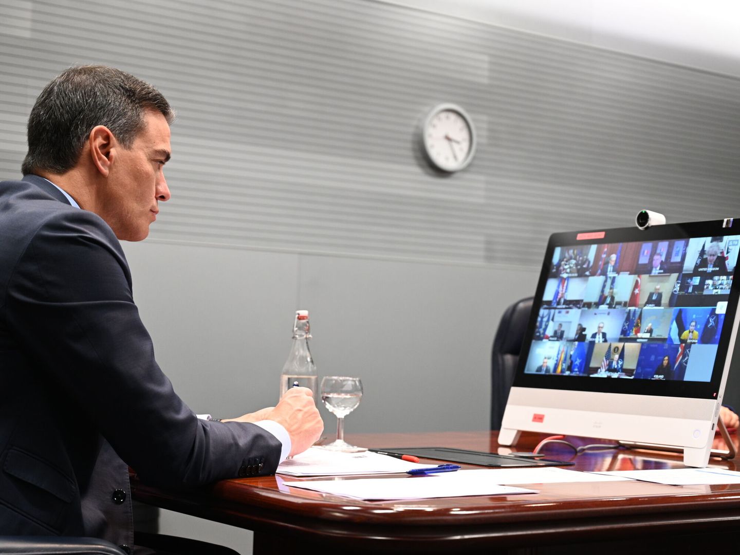 Sánchez durante la cumbre extraordinaria telemática de Jefes de Estado y de Gobierno de la OTAN. (EFE/EPA/Moncloa) 