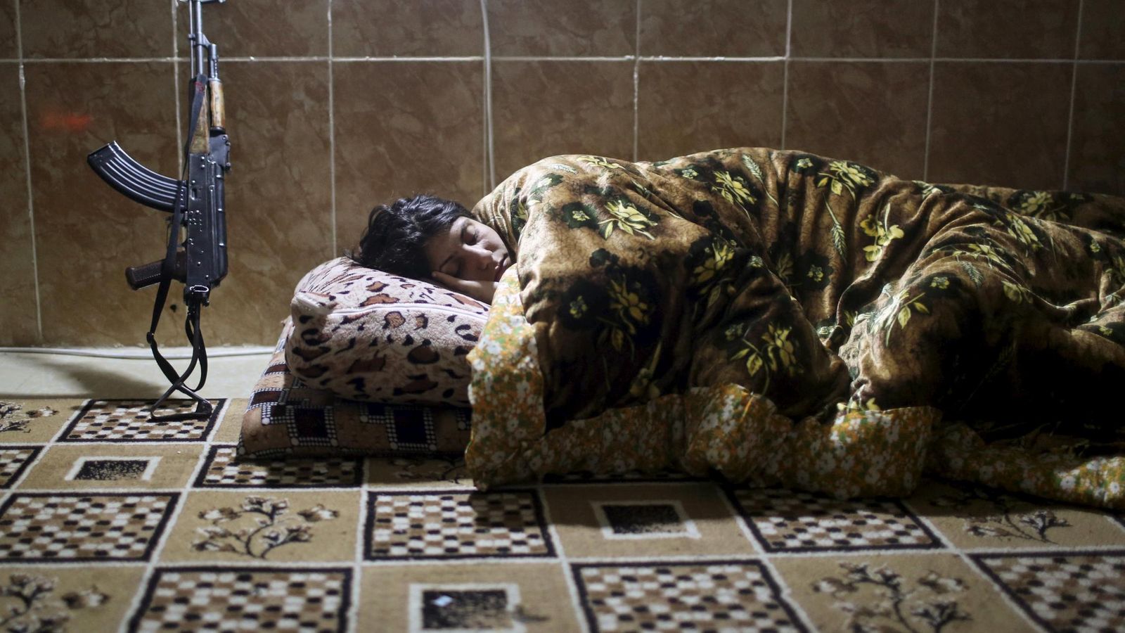 Foto: Una miliciana kurda del PKK duerme en una base de Sinjar (Reuters).