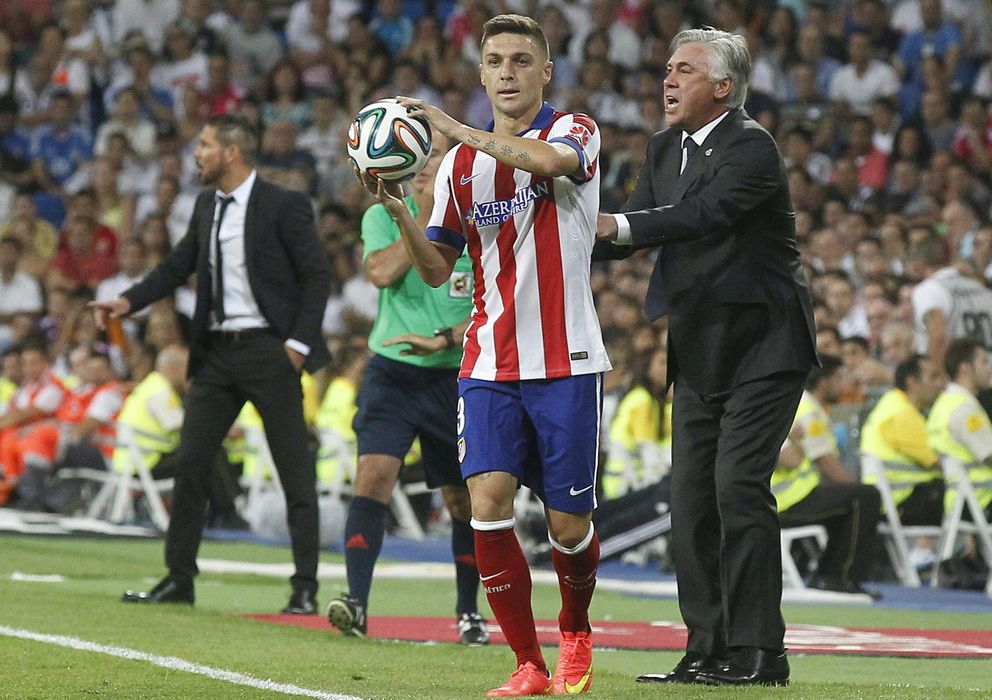 Foto: Ancelotti, junto a Siqueira, dando instrucciones durante el partido (EFE)