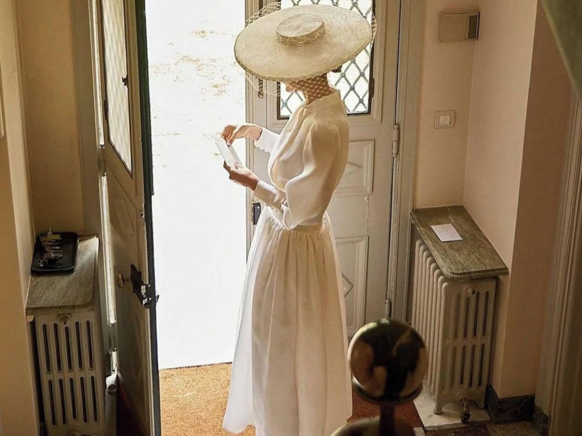 Foto: María de la Orden, el día de su boda con un sombrero de Mimoki. (Instagram/@mimokicouture)