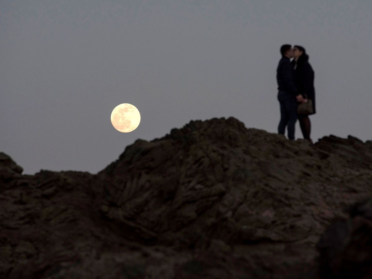 Foto: Cuándo es la luna llena de febrero: a qué hora y dónde ver (EFE/David Arquinbau Sintes)