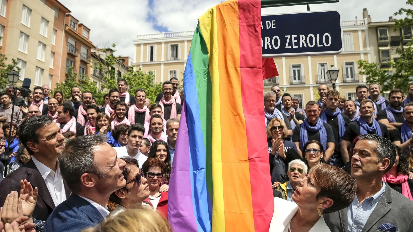 Foto: El secretario general del PSOE, Pedro Sánchez (i), asiste al cambio de nombre de la plaza (Efe)