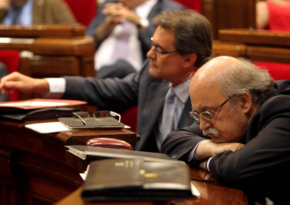 Foto: Artur Mas y Andreu Mas-Colell, durante una sesión de control al Gobierno catalán. (Efe)
