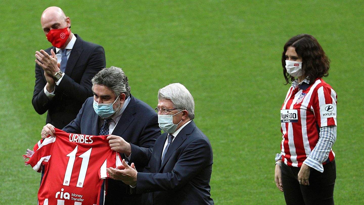 Luis Rubiales y el presidente del Atlético de Madrid, Enrique Cerezo. (EFE/Rodrigo Jiménez)