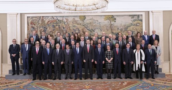Foto: El nuevo comité ejecutivo de CEOE, junto a Felipe VI en el Palacio de la Zarzuela. (Casa Real/CEOE)