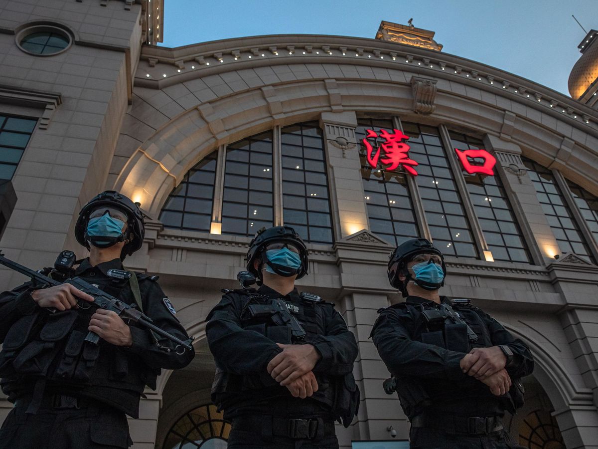 Foto: Policía haciendo guardia en la estación de Wuhan durante la pandemia. (EFE)