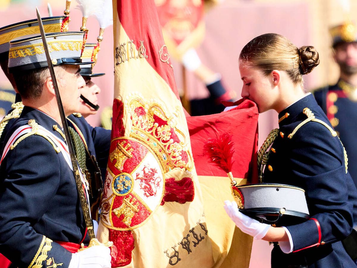 Foto: La Princesa de Asturias besa la bandera en la jura del pasado fin de semana. (LP)