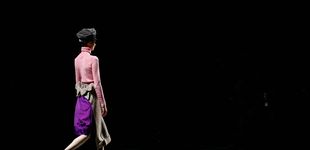 Post de Lazos, sombreros y looks con doble cara: así va a revolucionar el armario Prada
