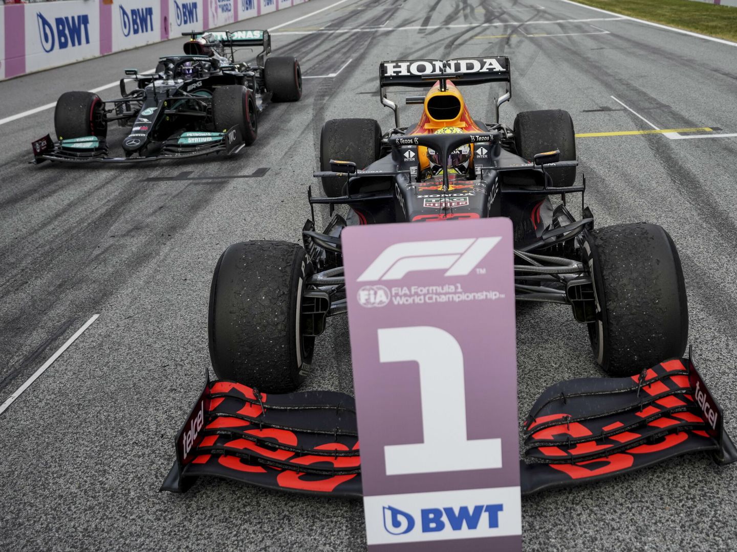 Max Verstappen vive un momento dulce en su lucha frente a Lewis Hamilton