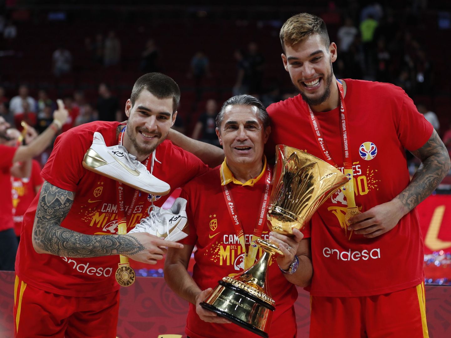 Sergio Scariolo y los hermanos Hernangómez posan con el título de campeones del mundo. (EFE)