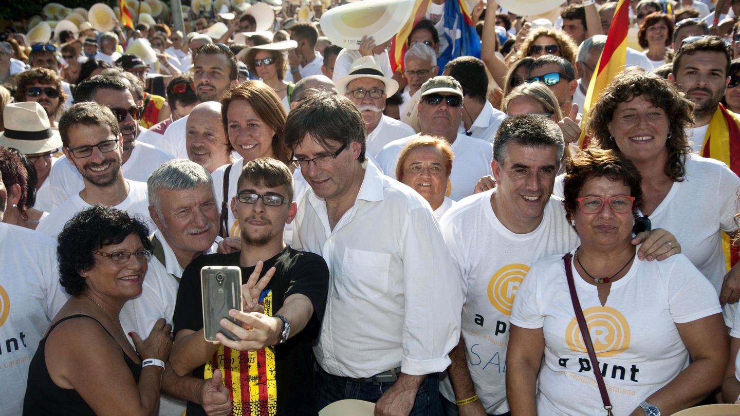 Carles Puigdemont (c), durante una manifestación bajo el lema 'A punt' (a punto). (EFE)