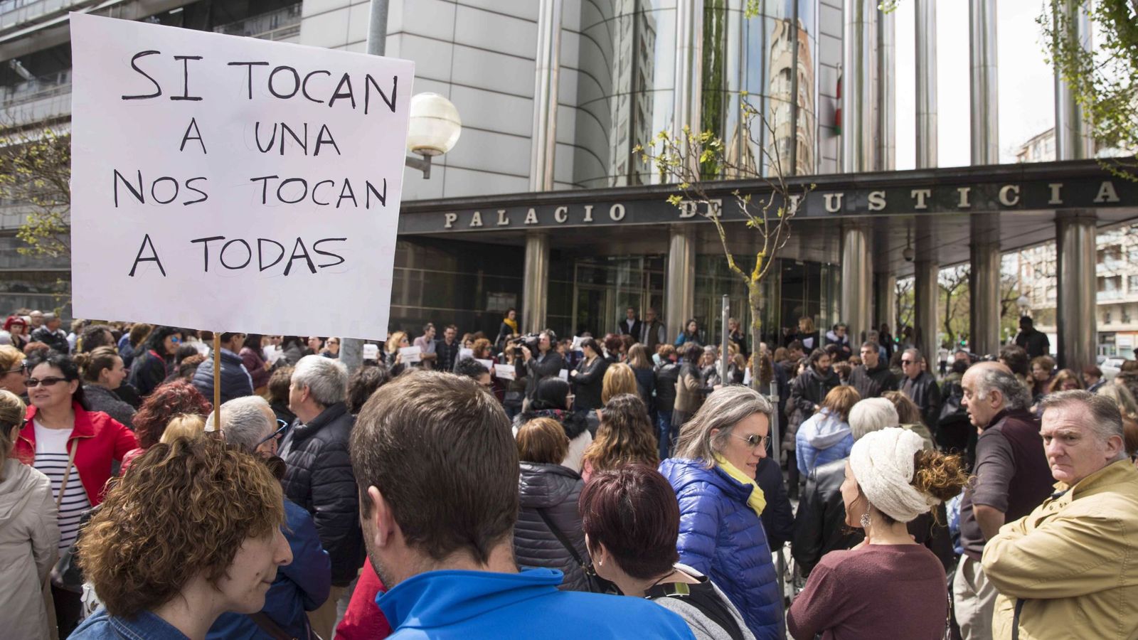 Foto: Cientos de personas protestan con indignación por la sentencia de La Manada. (EFE)