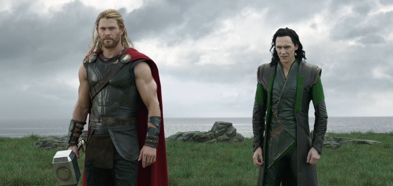 Chris Hemsworth y Tom Hiddleston, en 'Thor: Ragnarok'. (Disney)