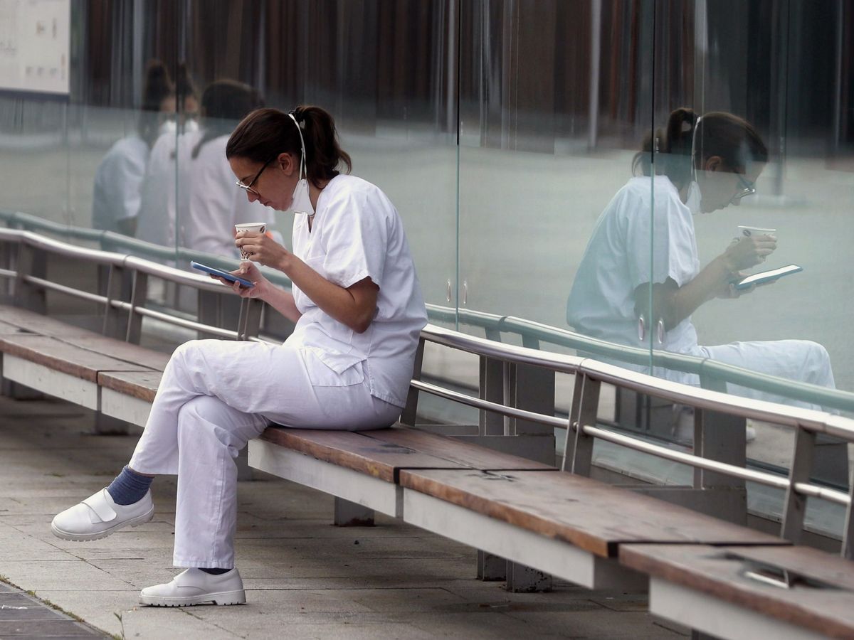 Foto: Una trabajadora sanitaria se toma un descanso en el hospital de Ifema, Madrid (EFE)