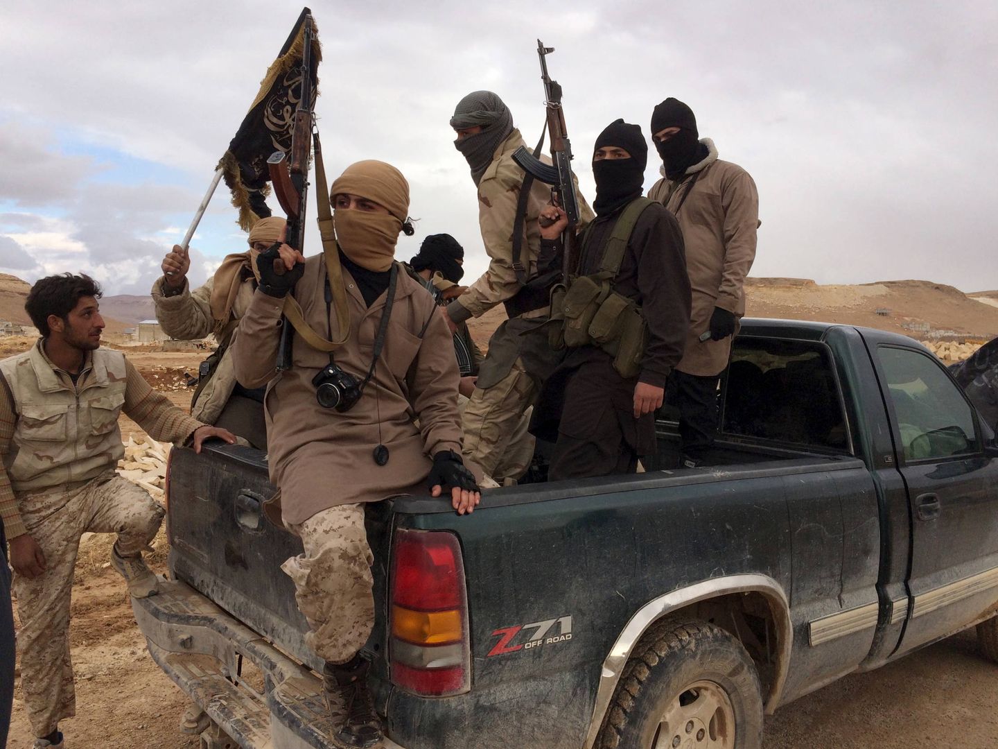 Combatientes del antiguo Frente al Nusra (exfilial de Al Qaeda en Siria) en Arsal, en el valle de Bekaa, Líbano. (Reuters)