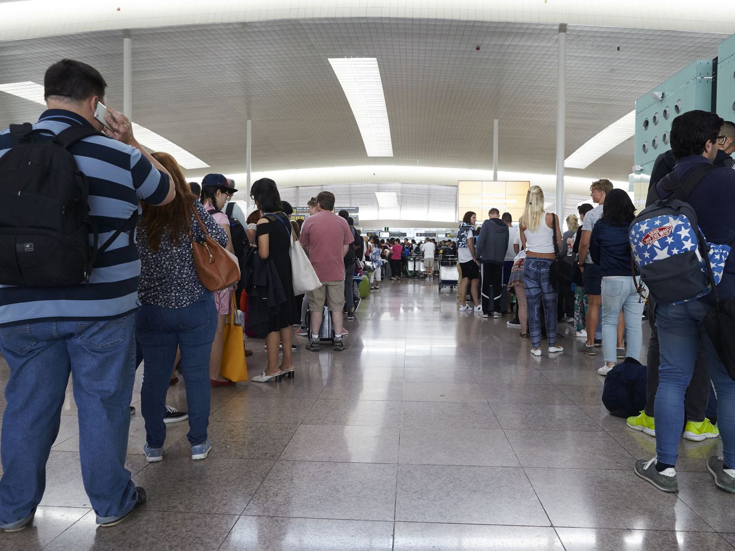 Las colas de la semana pasada en los controles de seguridad desbordaron la terminal T1 del Aeropuerto de Barcelona-El Prat. (EFE)