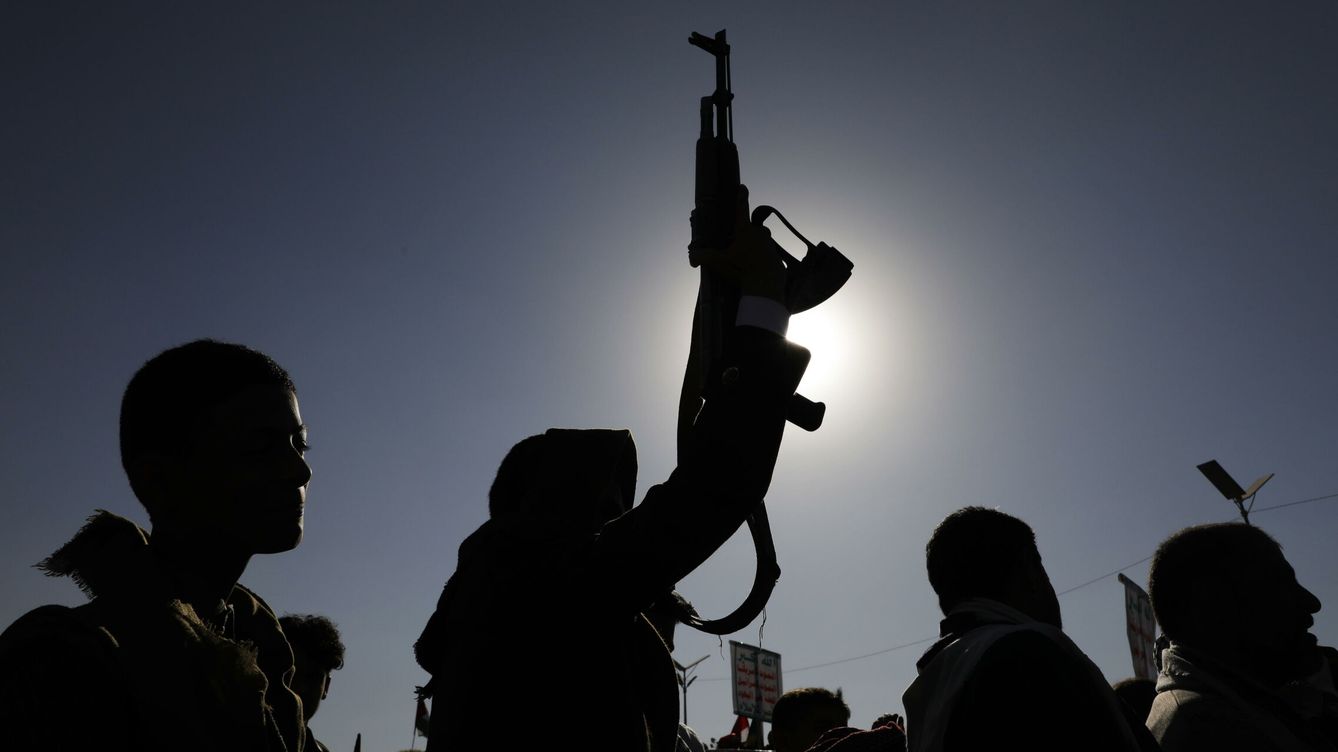 Foto:  Un hombre sostiene un arma durante una protesta contra la operación recientemente anunciada para salvaguardar el comercio y proteger los barcos en el Mar Rojo, en Saná, Yemen. (EFE/Osamah Yahya) 