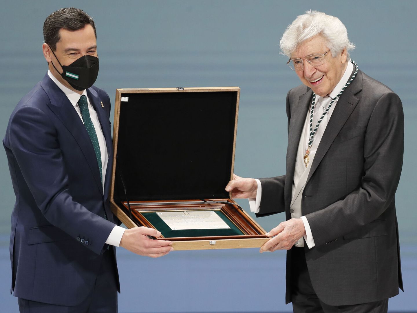Manuel Alejandro, recibiendo su medalla de Andalucía de manos de Moreno Bonilla. (EFE)