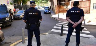 Post de Liberan a una mujer retenida por su padre para que arreglara móviles en un piso de Usera (Madrid)