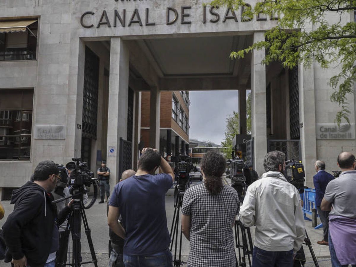 Foto: Periodistas frente a la sede central del Canal de Isabel II. (EFE)
