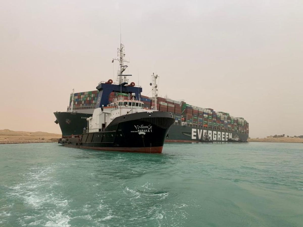 Foto: Se trata del Evergreen, encargado de transportar cientos de contenedores desde China hasta Rotterdam (Reuters)