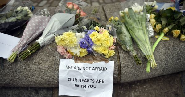 Foto: Flores en homenaje a las víctimas del atentado de Westminster, en Londres. (Reuters)