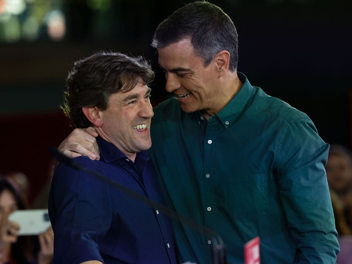 Foto: El presidente del Gobierno, Pedro Sánchez (d) y el candidato socialista a 'lehendakari', Eneko Andueza. (EFE/Miguel Toña)