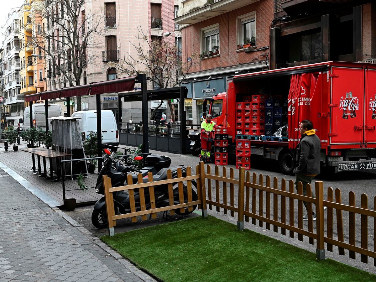 Foto: Vista de las terrazas de los bares instaladas en la calle Ponzano de Madrid. EFE Fernando Villar
