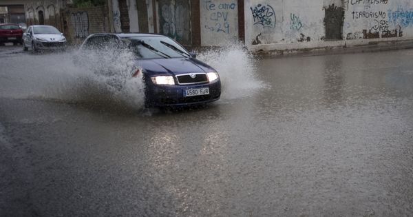 Foto: Pequeñas inundaciones en un barrio de Huelva, tras las precipitaciones del viernes. (EFE)