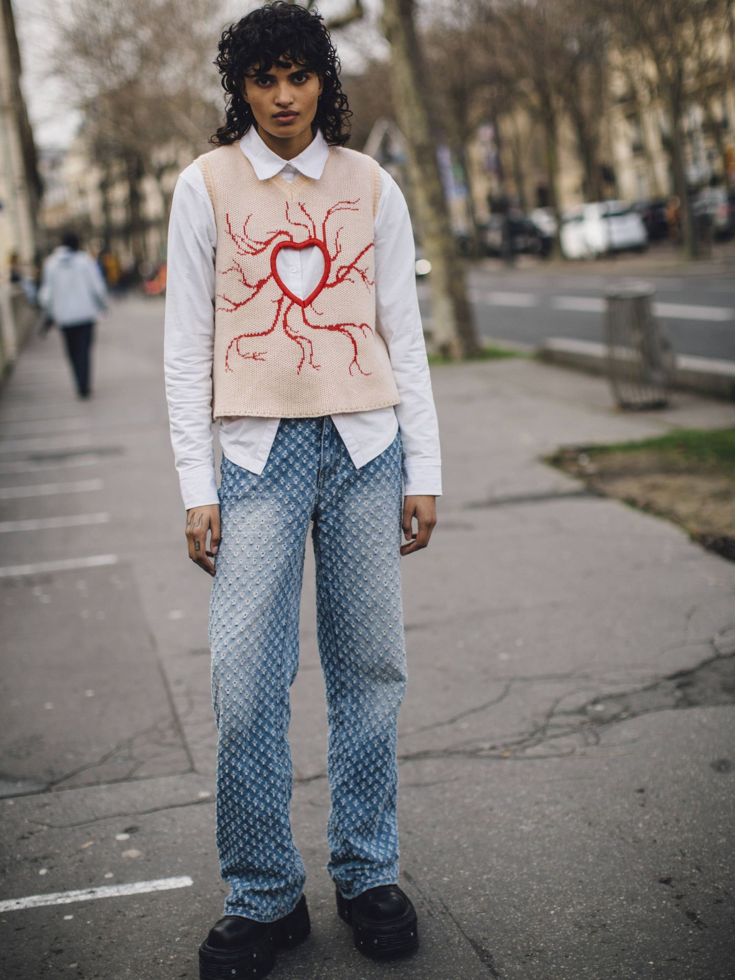 Una insider en París con unos jeans bordados con perlas. (Imaxtree)