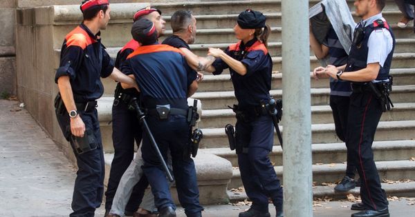 Foto: Varios 'mossos' reducen al tío de la víctima. (EFE)