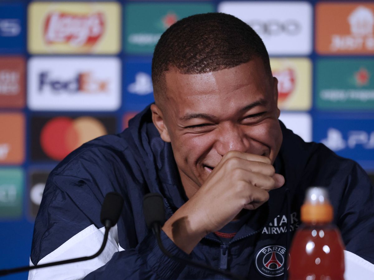 Foto: Mbappé se ríe en rueda de prensa. (EFE/Yoan Valat)