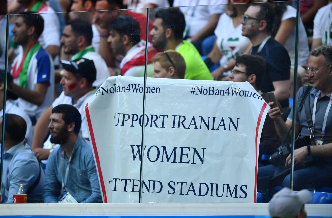 Una pancarta en el Estadio San Petersburgo durante el partido entre Irán y Marruecos. (Reuters)