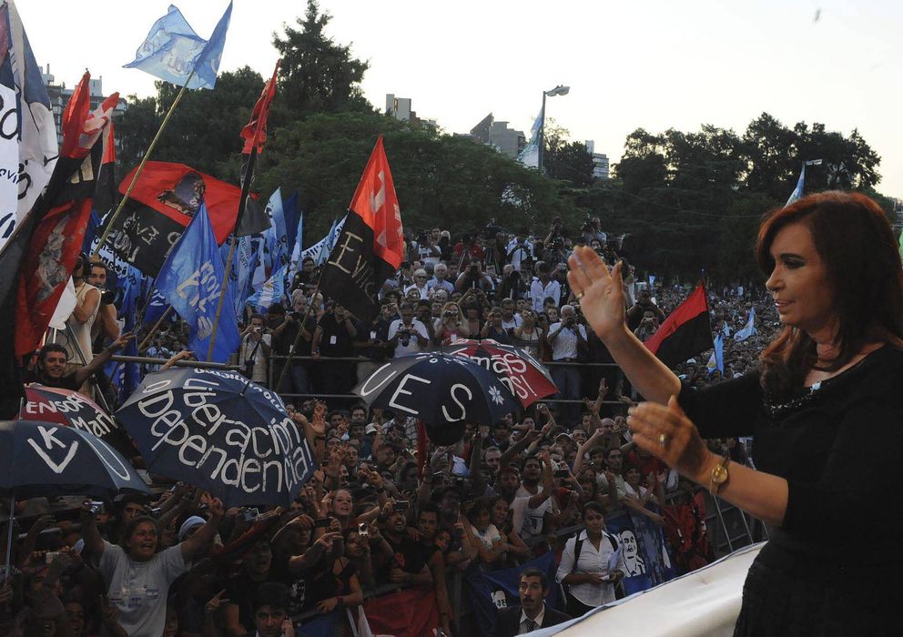 Foto: La presidenta Cristina Fernández saluda a los asistentes  a un acto en Rosario (Efe).