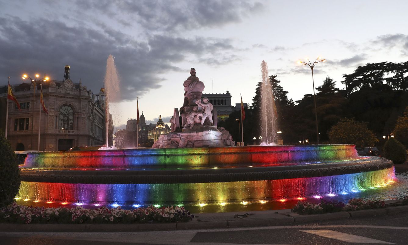 La fuente de Cibeles, iluminada con los colores del arcoíris (EFE)